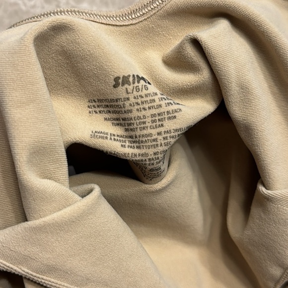 SKIMS SEAMLESS SCULPT THONG BODYSUIT - Picture 10 of 10